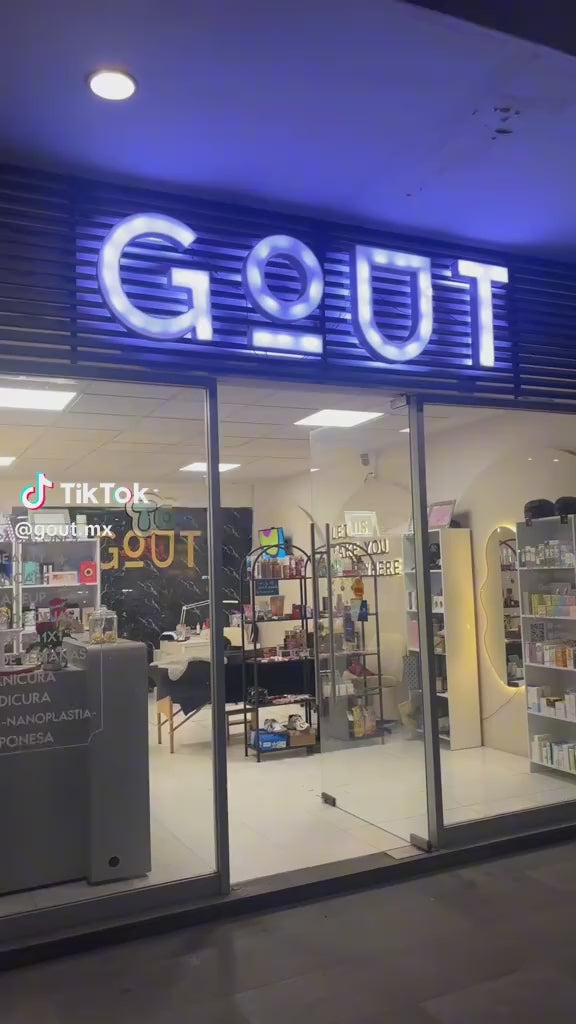 Cargar video: Video vertical estilo TikTok que muestra un recorrido por la tienda física de GOUT. La cámara avanza entre estantes y vitrinas llenas de productos. Se observan perfumes originales —incluyendo fragancias árabes y americanas— organizados por marcas y presentados en exhibidores iluminados. También se muestran secciones completas de skincare coreano, con tónicos, serums, cremas y limpiadores. Más adelante, aparece un área dedicada a maquillaje de Sephora, con productos como bases, labiales y paletas, todos ofrecidos a precio de Sephora Sale.